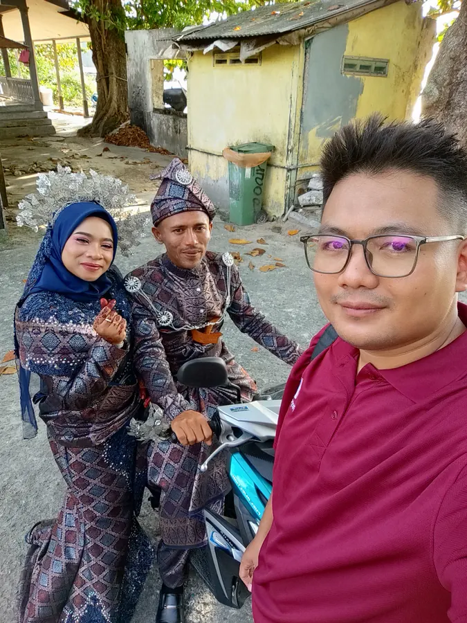 Fotografer Pixyophoto bersama pengantin