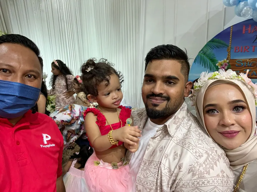 Fotografer Pixyophoto bersama pengantin