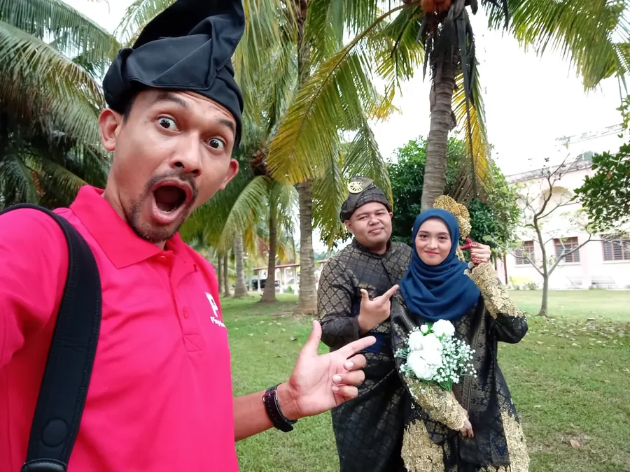 Fotografer Pixyophoto bersama pengantin