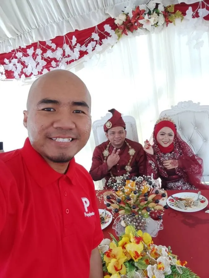Fotografer Pixyophoto bersama pengantin