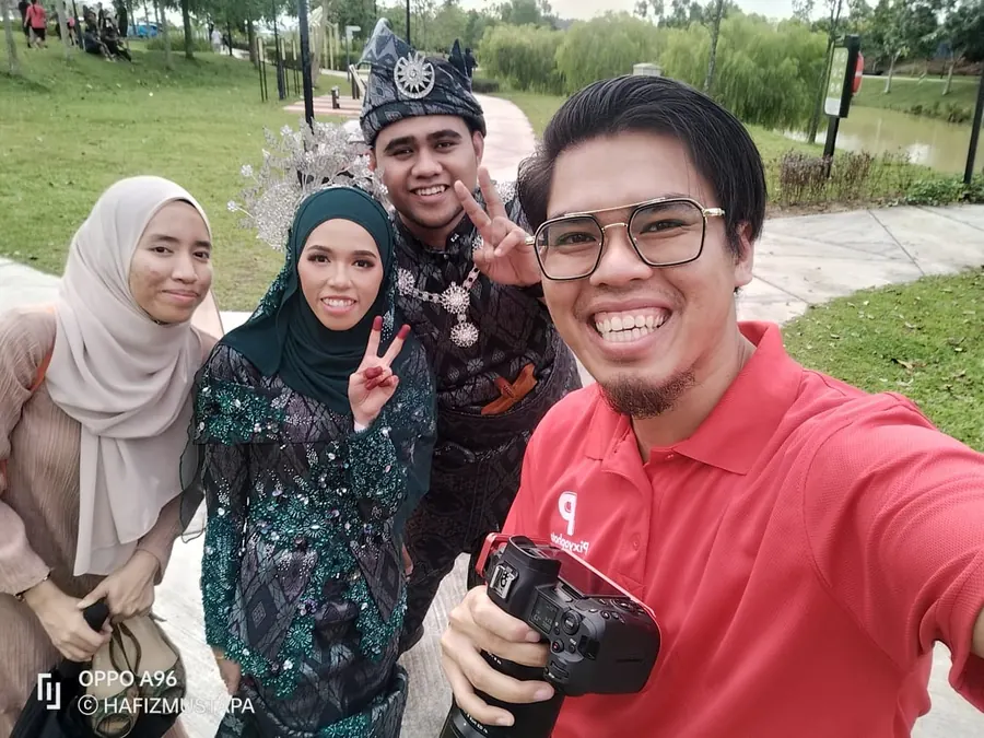 Fotografer Pixyophoto bersama pengantin
