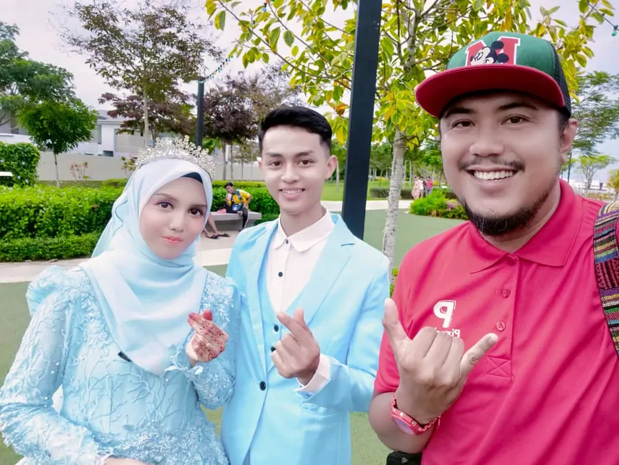 Fotografer Pixyophoto bersama pengantin