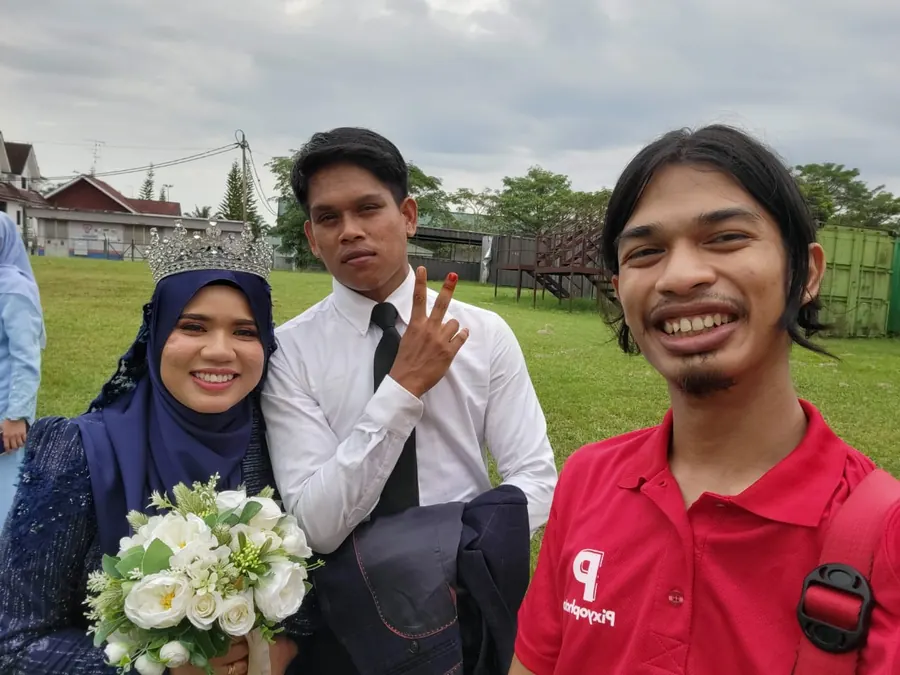 Fotografer Pixyophoto bersama pengantin