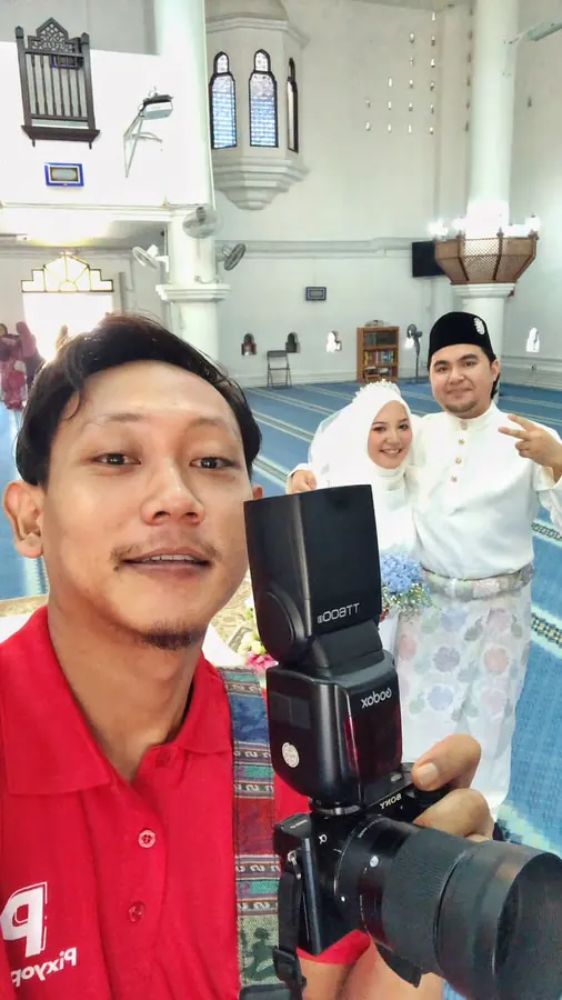 Fotografer Pixyophoto bersama pengantin
