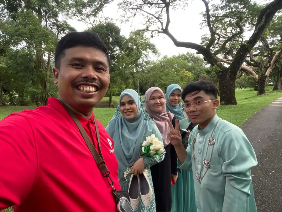 Fotografer Pixyophoto bersama pengantin