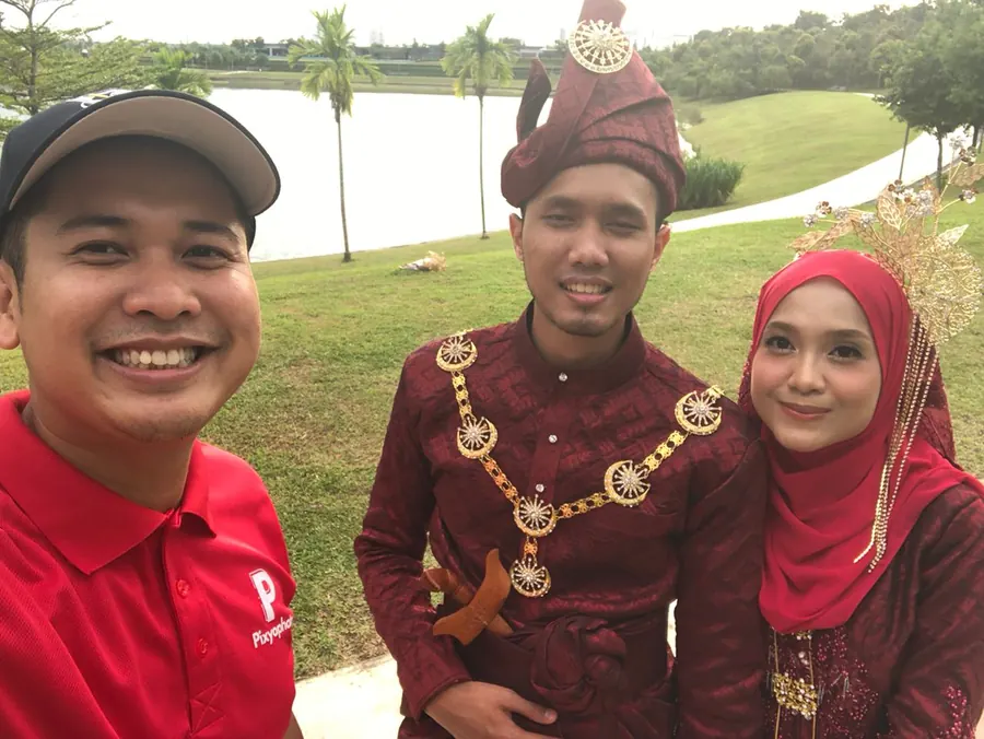 Fotografer Pixyophoto bersama pengantin