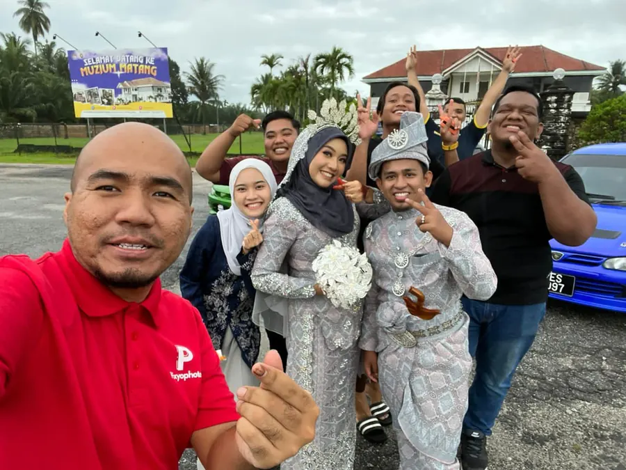 Fotografer Pixyophoto bersama pengantin