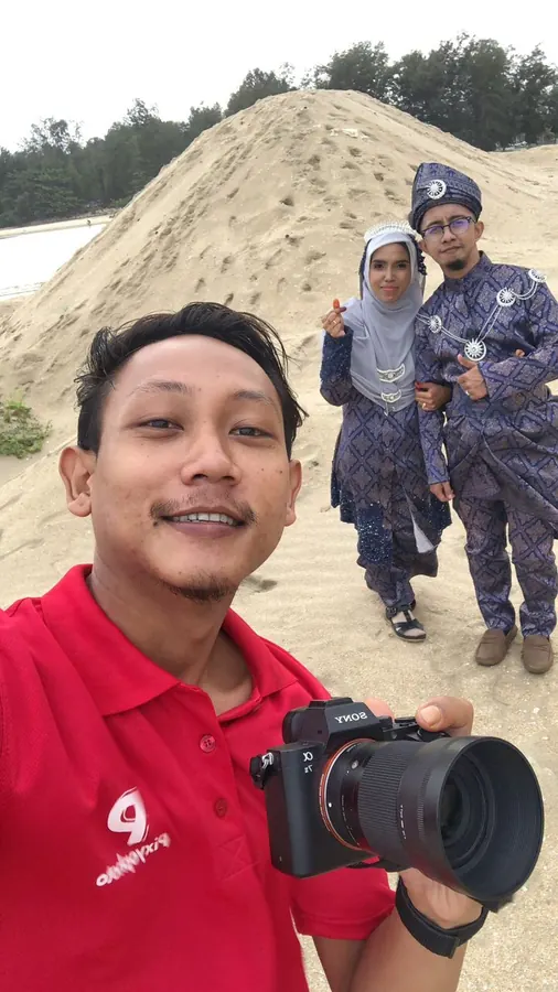 Fotografer Pixyophoto bersama pengantin
