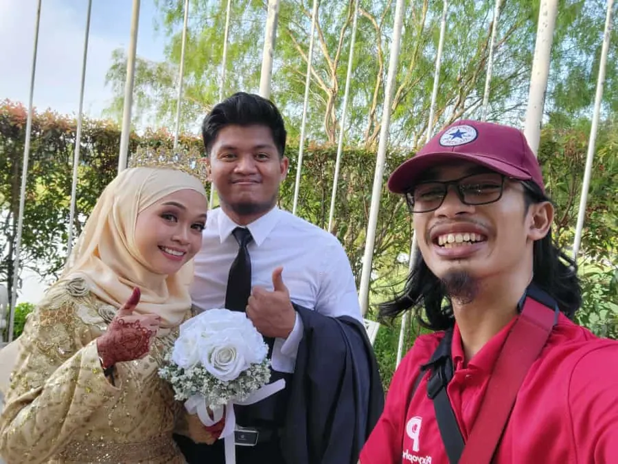 Fotografer Pixyophoto bersama pengantin