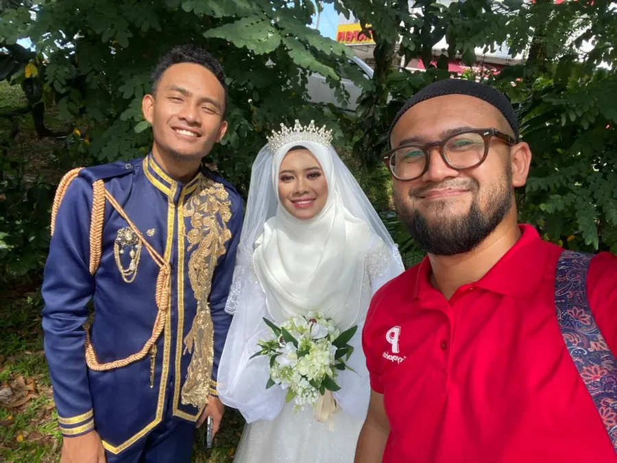 Fotografer Pixyophoto bersama pengantin