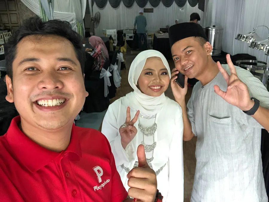 Fotografer Pixyophoto bersama pengantin