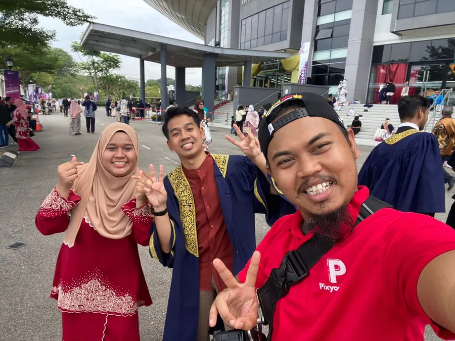 Fotografer Pixyophoto bersama pengantin