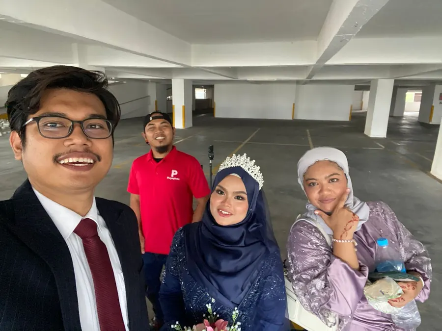 Fotografer Pixyophoto bersama pengantin
