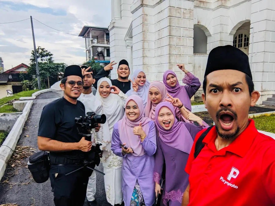 Fotografer Pixyophoto bersama pengantin