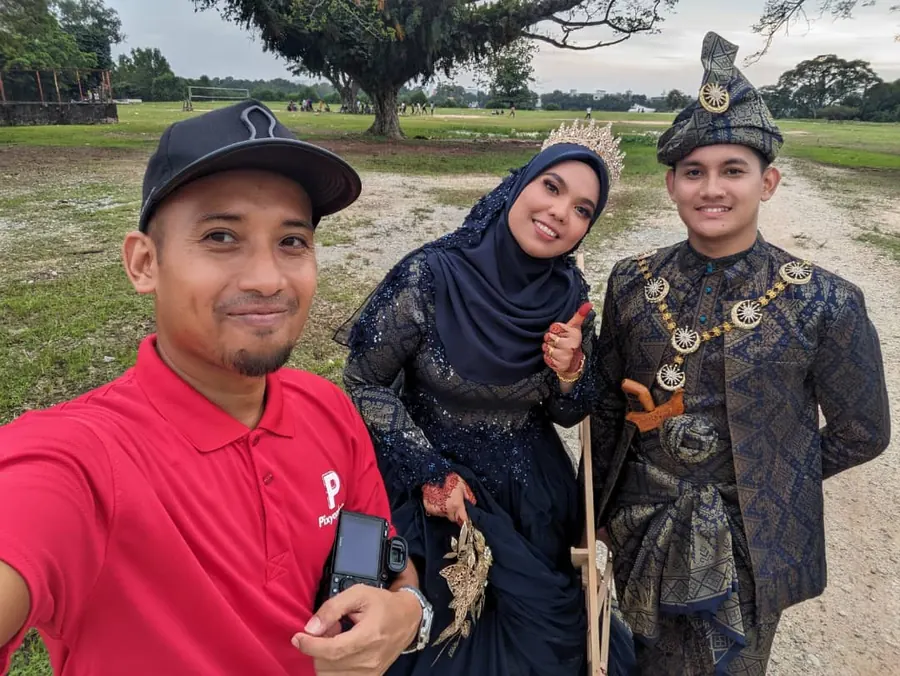 Fotografer Pixyophoto bersama pengantin
