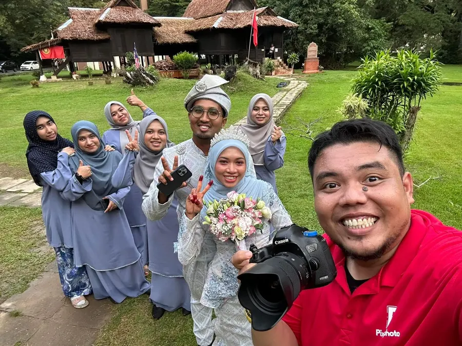 Fotografer Pixyophoto bersama pengantin