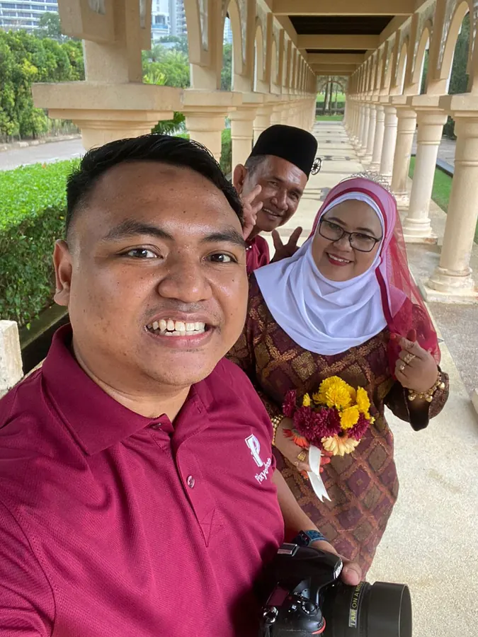 Fotografer Pixyophoto bersama pengantin