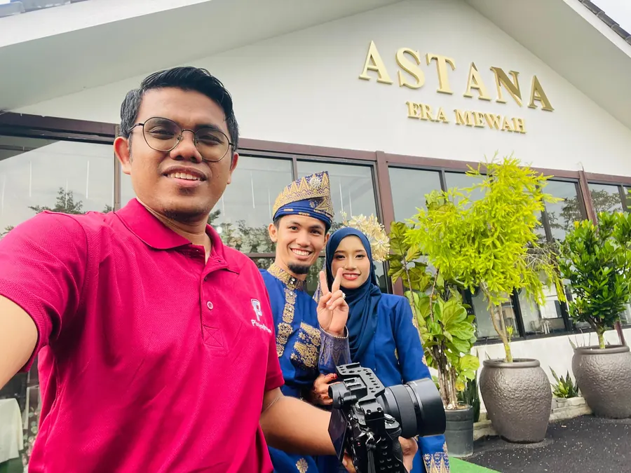 Fotografer Pixyophoto bersama pengantin