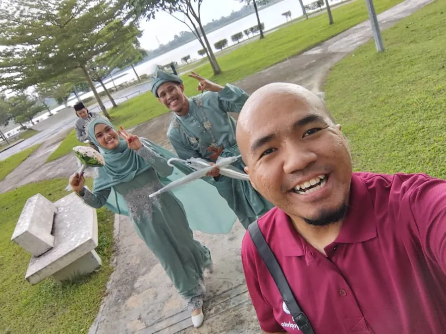 Fotografer Pixyophoto bersama pengantin