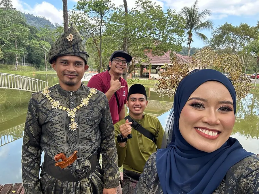 Fotografer Pixyophoto bersama pengantin