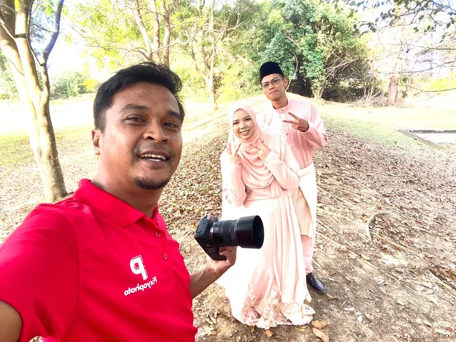 Fotografer Pixyophoto bersama pengantin