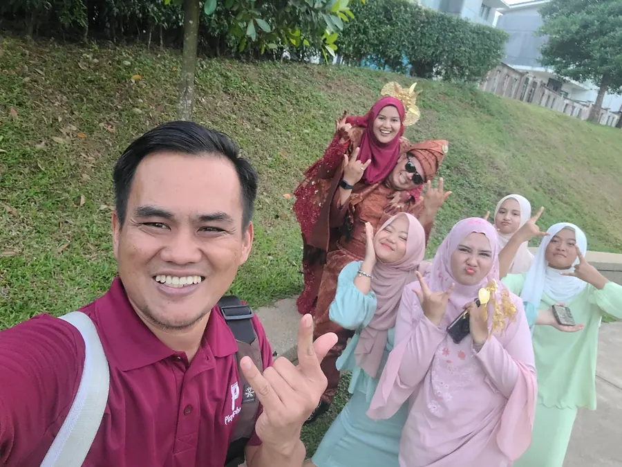 Fotografer Pixyophoto bersama pengantin