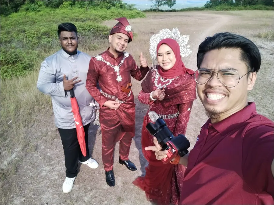 Fotografer Pixyophoto bersama pengantin