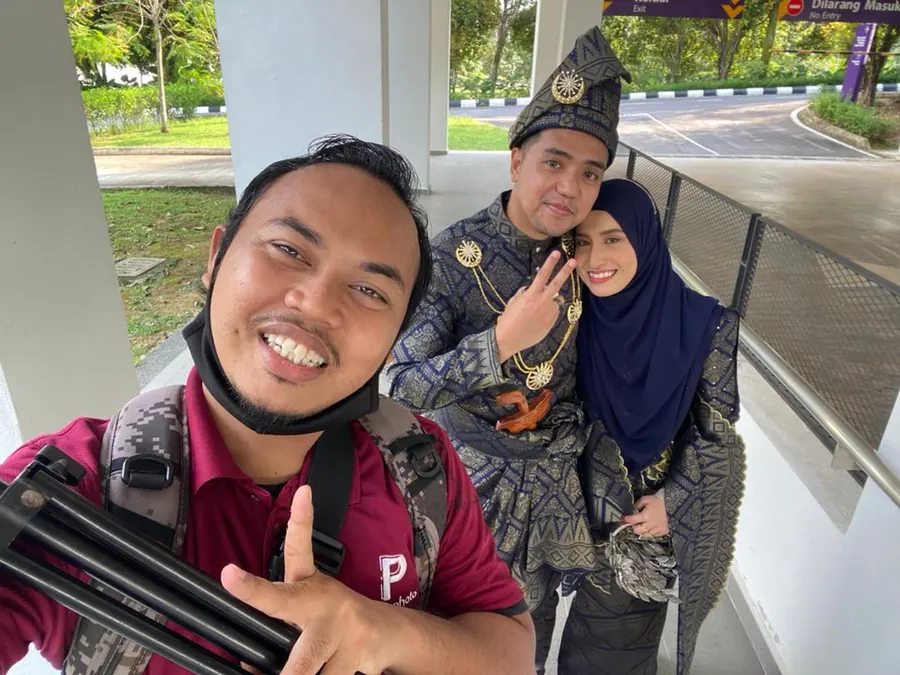 Fotografer Pixyophoto bersama pengantin